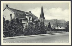 17676 Gezicht op de pastorie van de N.H.-Kerk aan de Langbroekerweg te Doorn, met op de achtergrond de Maartenskerk.